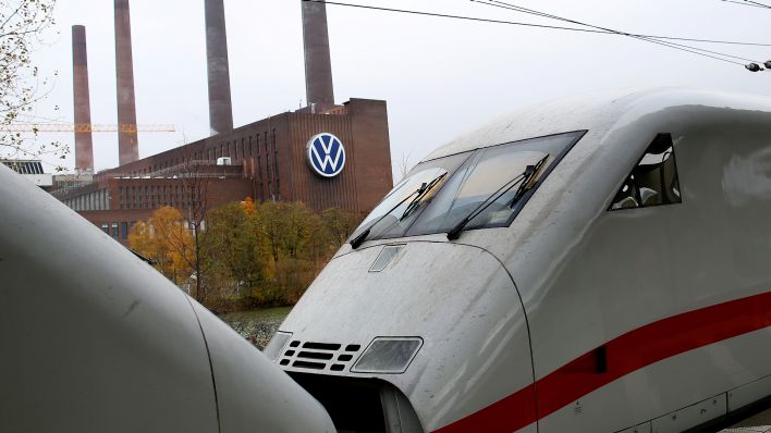 Ein Intercity-Express (ICE) steht auf einem Gleis im Hauptbahnhof Wolfsburg (Quelle: DPA/Ronny Hartmann)