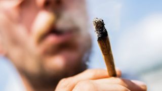 Symbolbild:Ein Mann raucht einen Joint.(Quelle:dpa/C.Soeder)