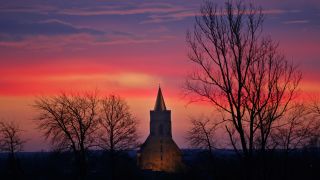 Archivbild:Farbenprächtig zeigt sich der Morgenhimmel am Dienstag (02.01.2007) über der Sankt Marien Kirche im brandenburgischen Beeskow (Oder-Spree).(quelle:dpa/P.Pleul)
