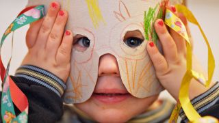 Symbolbild:Kind mit selbstgebastelter Maske in der Kita.(Quelle:dpa/T.Koehler)