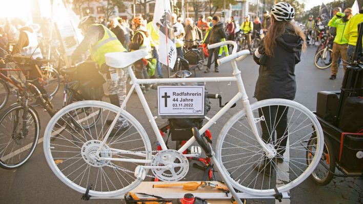 Teilnehmer einer Mahnwache am 6.11.22 für eine gestorbene Radfahrerin bringen ein sogenanntes Geisterrad zum Treffpunkt an der Bundesallee.(Quelle:dpa/P.Zinken)