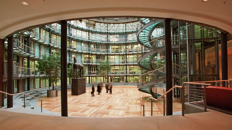 Archivbild:Hinter der Eingangshalle des neuen Gebäudes der Dresdner Bank am Pariser Platz eröffnet sich das 29 Meter messende Rund eines Atriums mit einer frei in den Raum aufsteigenden Treppe vom 14.04.1998.(Quelle:dpa/H.Link)