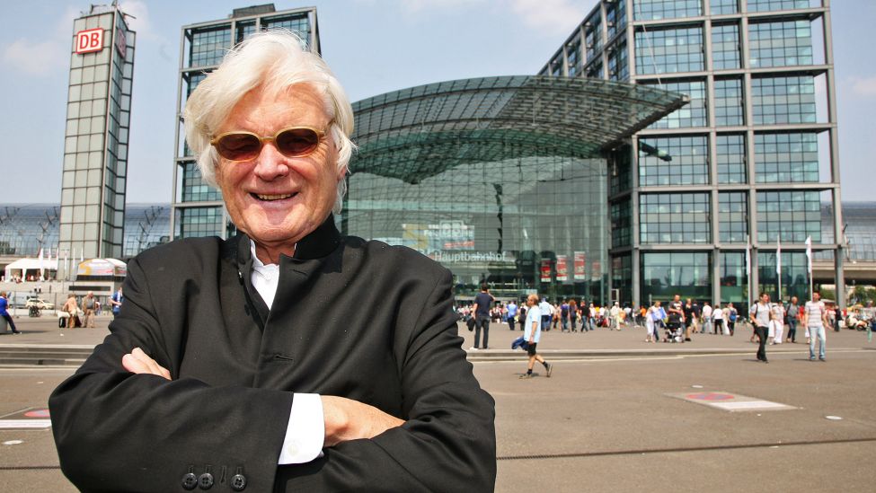 Archivbild:Der Architekt Meinhard von Gerkan steht am 21.05.2011 vor dem von ihm entworfenen Hauptbahnhof in Berlin.(Quelle:dpa/S.Plick)