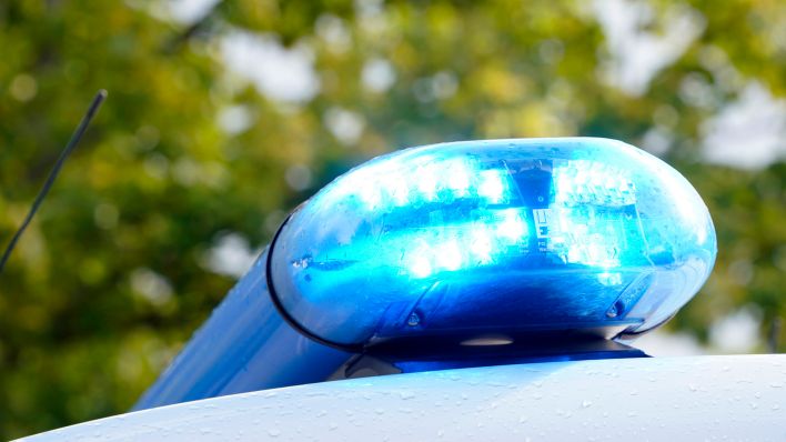 Symbolbild:Blaulicht auf Polizeifahrzeug.(Quelle:dpa/Geisler-Fotopress)