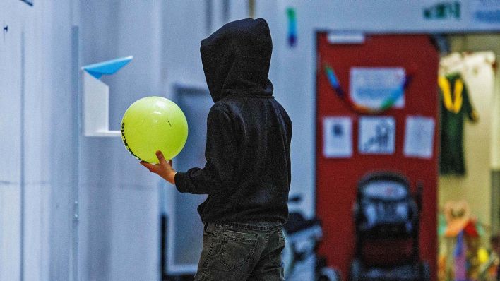 Archivbild:Am 9.10.2022 spielt ein Junge mit einem gelben Ball in seiner Unterbringung in Tegel.(Quelle:dpa/C.Koall)