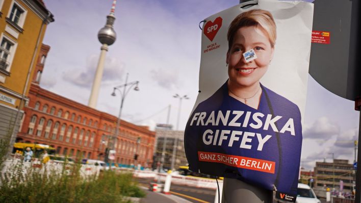 Archivbild:Franziska Giffey (SPD), Spitzenkandidatin ihrer Partei zur Abgeordnetenhauswahl, ist auf einem Wahlplakat am 21.09.2021 vor dem Roten Rathaus und dem Fernsehturm zu sehen.(Quelle:dpa/J.Carstensen)
