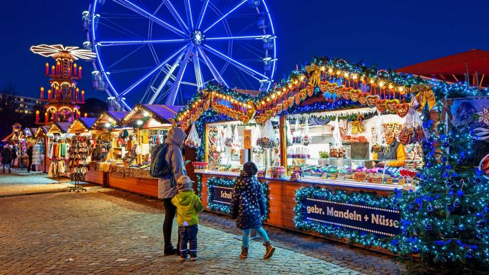 Archivbild:Besucher gehen am 22.11.2021 über den Weihnachtsmarkt am Bassinplatz.(Quelle:dpa/M.Skolimowska)