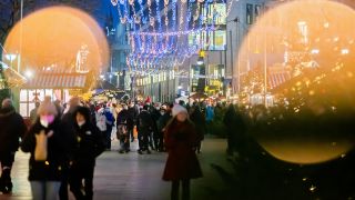 Archivbild:Besucher:innen gehen am 8.12.2021 über den Weihnachtsmarkt auf dem Breitscheidplatz.(Quelle:dpa/C.Soeder)