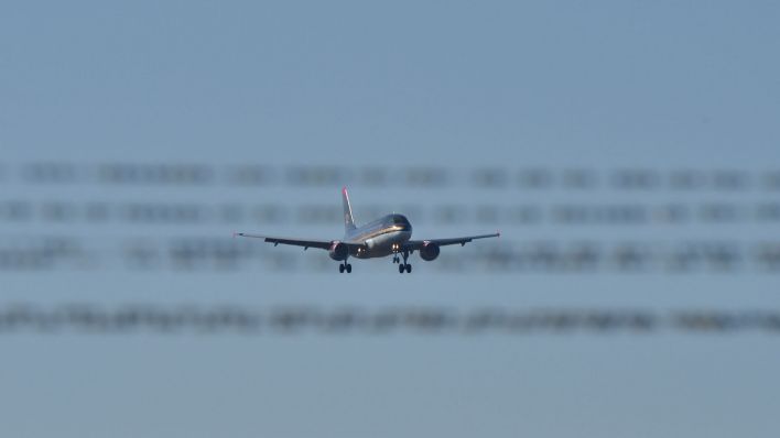 Flugzeug hinter Stacheldraht (Bild: dpa/Daniel Kubirski)