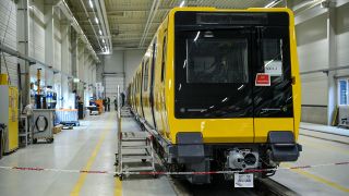 Bei einem Vor-Ort-Termin im Inbetriebnahme-Zentrum von Stadler in Velten wird ein Zug der neuen Baureihe JK für eine neue geplante Berliner U-Bahnreihe vorgestellt. (Quelle: dpa/J. Kalaene)