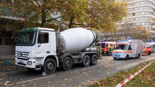 Betonmischer an der Bundesallee in Berlin-Wilmersdorf nach einem Unfall am 31.10.2022 (Quelle: Paul Zinken/dpa)