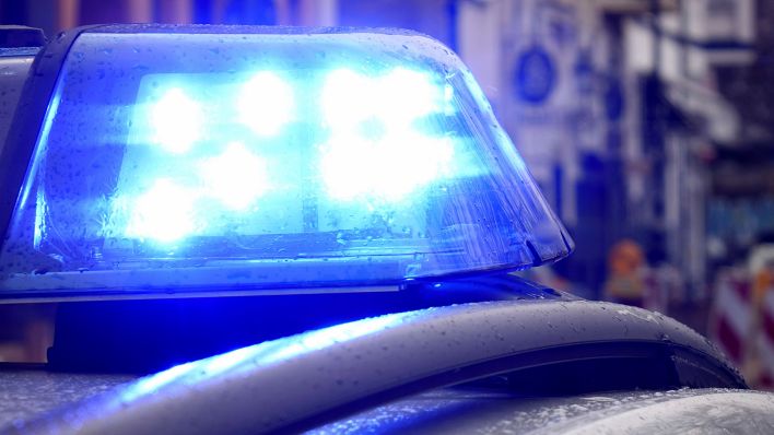 Symbolbild: Ein Polizeiauto bei einer Einsatzfahrt mit Blaulicht. (Quelle: dpa/Geisler)