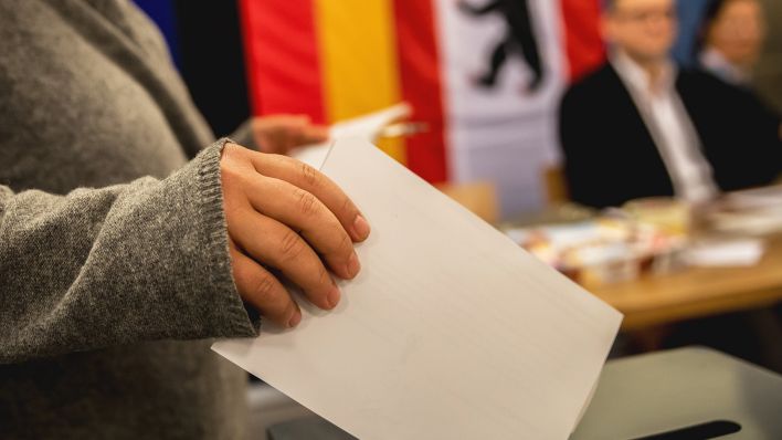 Archivbild: Eine Wählerin wirft in Berlin ihren Stimmzettel in die Wahlurne. (Quelle: dpa/M. Kppeler)