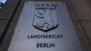 Der Eingang des Landgerichts Berlin mit dem Schriftzug des Gerichts und dem Berliner Wappen. (Quelle: dpa/Taylan Gökalp)
