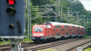 Ein Zug der Deutschen Bahn fährt aus Potsdam Hauptbahnhof kommend in den Bahnhof Griebnitzsee ein. (Quelle: dpa/Soeren Stache)