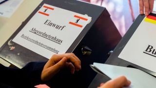Ein Wähler wirft beim Wählen für den Bundestag beziehungsweise für das Berliner Abgeordnetenhaus seinen Stimmzettel in die Wahlurne. (Quelle: dpa/Christoph Soeder)
