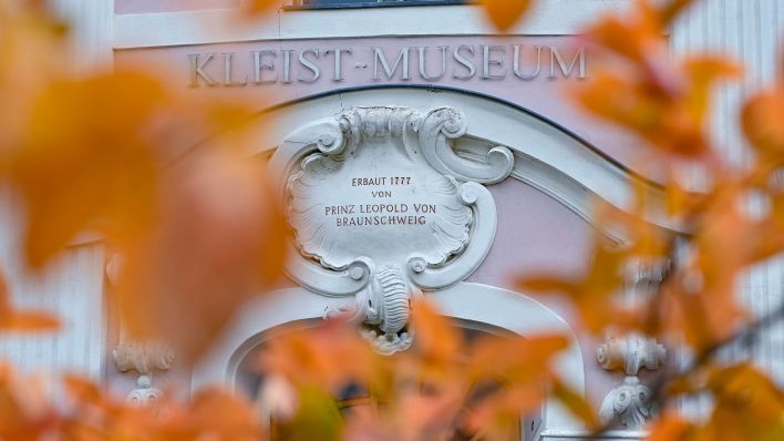 Herbststimmung vor dem Gebäude des Kleist Museums. (Quelle: dpa/Patrick Pleul)