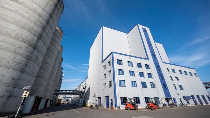 Silos für Rohstoffe und Produktionsanlagen stehen auf der Verbio Vereinigte BioEnergie AG-Anlage auf dem Gelände der PCK Raffinerie. (Quelle: dpa/Christophe Gateau)
