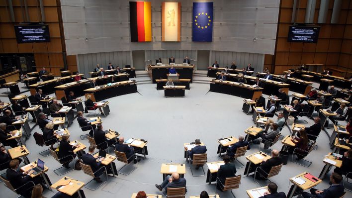 Franziska Giffey (SPD), Regierende Bürgermeisterin von Berlin, gibt während der Plenarsitzung des Berliner Abgeordnetenhauses eine Regierungserklärung ab. (Quelle: dpa/Wolfgang Kumm)