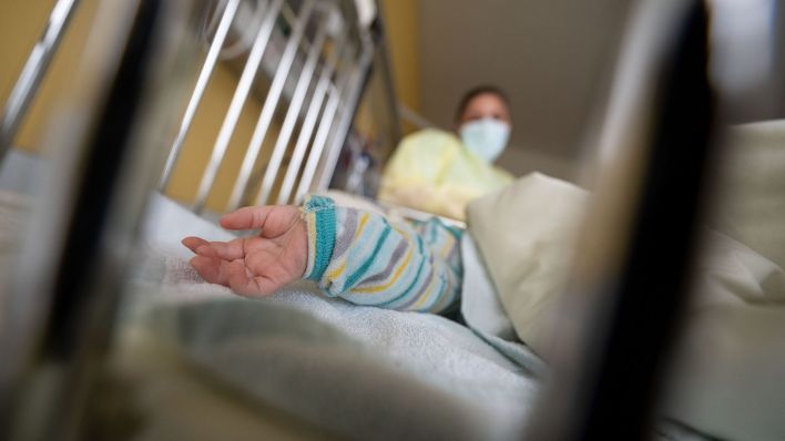Ein am Respiratorischen Synzytial-Virus (RS-Virus oder RSV) erkrankter Patient liegt auf einer Kinderstation in einem Krankenbett. (Quelle: dpa/Marijan Murat)