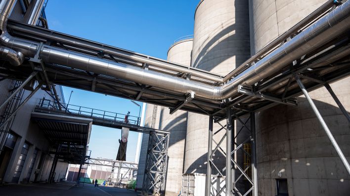 Silos für Rohstoffe stehen auf der Verbio Vereinigte BioEnergie AG-Anlage auf dem Gelände der PCK Raffinerie. (Quelle: dpa/Christophe Gateau)