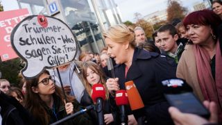 Berlins Regierende Bürgermeisterin Franziska Giffey im Streitgespräch mit Demonstranten vor dem Roten Rathaus (Bild: dpa/Annette Riedl)