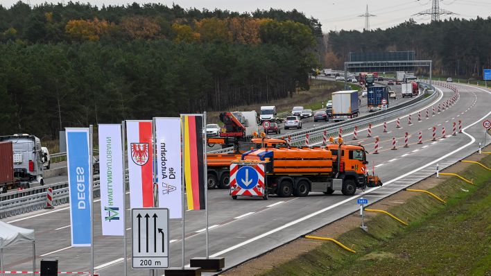 Der Abschnitt der Havellandautobahn A10 zwischen Neuruppin und dem Autobahndreieck Pankow erhält nach dem sechsspurigen Ausbau und der Modernisierung der A24 bei einer Veranstaltung seine Verkehrsfreigabe. (Quelle: dpa/J. Kalaene)