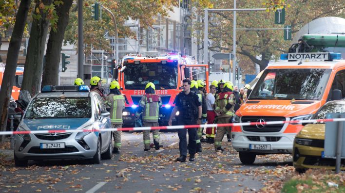 Einsatzfahrzeuge von Polizei und Feuerwehr stehen an der Bundesallee in Berlin-Wilmersdorf, wo eine Radfahrerin bei dem Verkehrsunfall mit einem Lastwagen lebensgefährlich verletzt wurde. (Quelle: dpa/Paul Zinken)