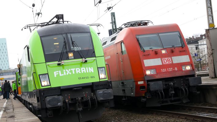 Archivbild: Ein neuer Flixtrain steht vor seiner Premierenfahrt auf einem Bahnhof neben einem Zug der Deutschen Bahn. (Quelle: dpa/C. Charisius)