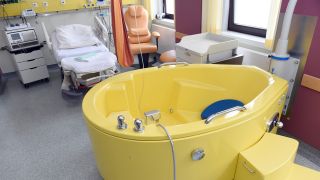 Symbolbild: Blick in ein Entbindungszimmer im Kreißsaal eines Krankenhauses. (Quelle: dpa/S. Sauer)