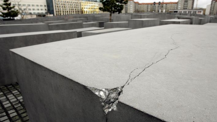 Symbolbild: Eine beschädigte Stele des Holocaust-Mahnmals. (Quelle: dpa/R. Jensen)