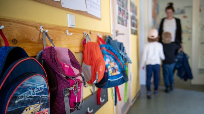 Symbolbild: Kinderrucksäcke hängen im Eingangsbereich in einem Kindergarten. (Quelle: dpa/M. Skolimowska)