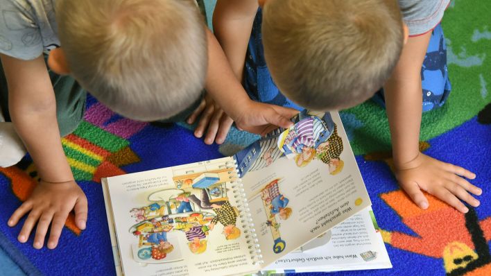 Archivbild: In der Sprach-Kita lesen Kinder Buch. (Quelle: dpa/W. Grubitzsch)