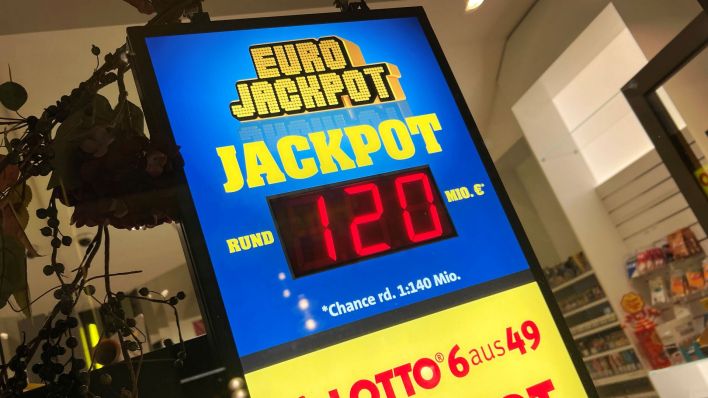 Ein Lottospieler oder eine Lottospielerin oder eine Tippgemeinschaft aus Berlin hat den mit 120 Millionen Euro gefüllten Eurojackpot geknackt. (Quelle: dpa/Frank Hoermann/Sven Simon)