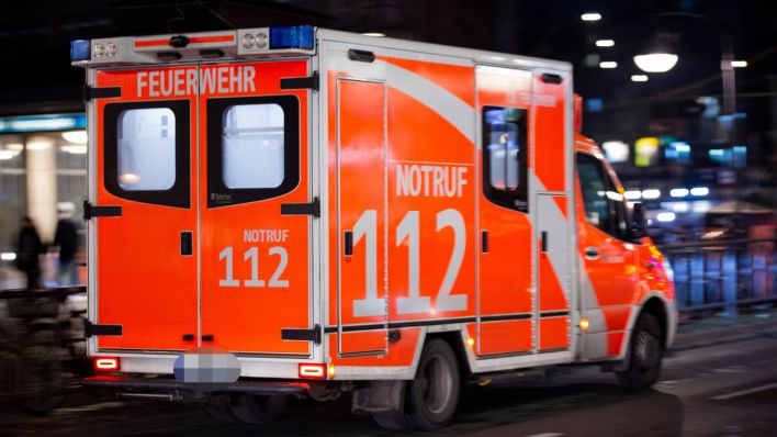 Symbolbild: Ein Krankenwagen der Feuerwehr fährt durch Berlin. (Quelle: dpa/F. Juarez)