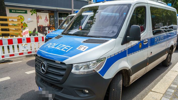 Archivbild: Polizeifahrzeug steht in Berlin auf der Straße. (Quelle: dpa/sulupress)