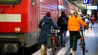 Symbolbild: Fahrgäste mit Fahrrädern steigen in einen Regionalzug am Hauptbahnhof. (Quelle: dpa/M. Skolimowska)