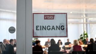 Symbolbild: Teilnehmer der RBB-Rundfunkratssitzung nehmen am Treffen teil. (Quelle: dpa/B. Pedersen)