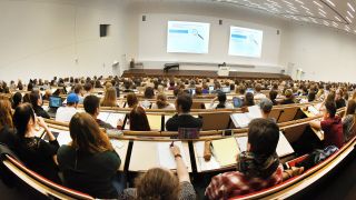 Symbolbild: Studenten des 1. Studienjahres vom Studiengang Lehramt sitzen in der Universität. (Quelle: dpa/Grubitzsch)