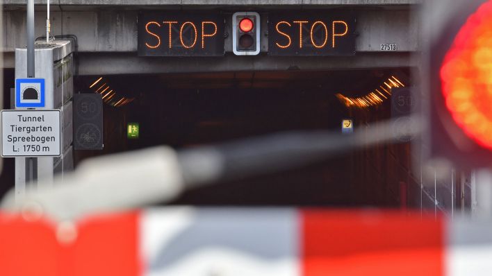 "Stop" steht in Berlin auf den Tafeln über der Zufahrt zum Tiergartentunnel. (Archivfoto: Paul Zinken/dpa)