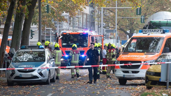Archivbild: Einsatzfahrzeuge von Polizei und Feuerwehr stehen an der Bundesallee in Berlin-Wilmersdorf, wo eine Radfahrerin bei dem Verkehrsunfall mit einem Lastwagen lebensgefährlich verletzt wurde. (Quelle: dpa/P. Zinken)