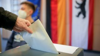 Ein Wähler gibt seinen Stimmzettel für die Bundestagswahl ab. (Quelle: Kay Nietfeld/dpa)