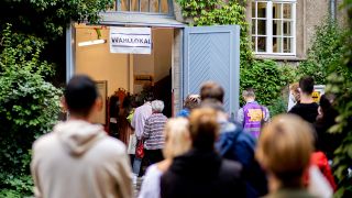 Wähler warten in Berlin-Prenzlauer Berg in einer langen Schlange vor einem Wahllokal (Bild: dpa/Hauke-Christian Dittrich)