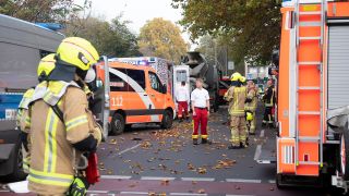 Archivbild: Einsatzfahrzeuge von Polizei und Feuerwehr stehen an der Bundesallee in Berlin-Wilmersdorf, wo eine Radfahrerin bei dem Verkehrsunfall mit einem Lastwagen lebensgefährlich verletzt wurde. (Quelle: dpa/P. Zinken)