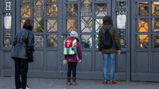 Besucher stehen am Nachmittag vor einem geschlossenen Tor am Eingang zum Berliner Zoo. Der Zoo ist wegen einem Fall von Vogelgrippe geschlossen. (Quelle: dpa/M. Skolimowska)