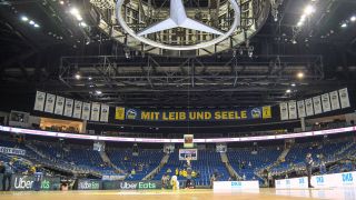 Die Fankurve bei einem Heimspiel von Alba Berlin in der Mercedes-Benz-Arena (Quelle: imago images/Eibner)