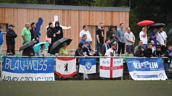 Fans von Blau-Weiß 90 beim Auswärtsspiel in Staaken. / imago images/Matthias Koch