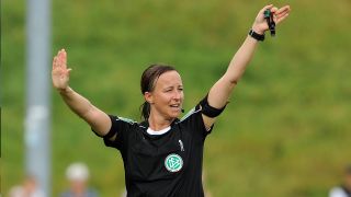 Die Potsdamer Schiedsrichterin Inka Müller-Schmäh im Einsatz bei einem Bundesliga-Spiel der Frauen im Jahr 2016. / imago images/Eibner