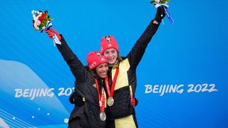 Mariama Jamanka and Alexandra Burghardt bejubeln ihre Olympische Silbermedaille (Quelle: IMAGO/USA TODAY Network)