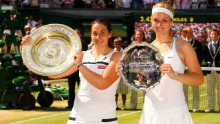 Wimbledon-Siegerin Marion Bartoli und Finalistin Sabine Lisicki bei der Siegerehrung 2013 (Quelle: imago images/Shutterstock)